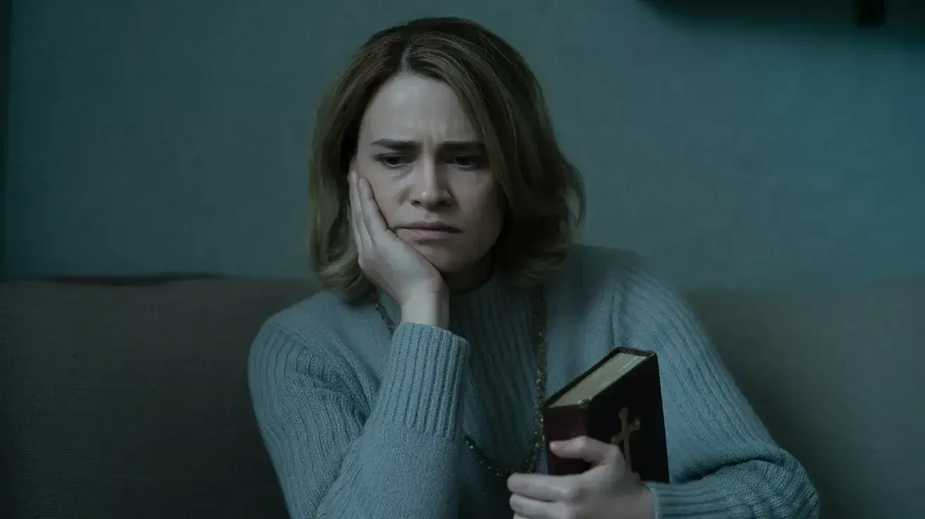 Mulher com olhar machucado e reflexivo, representando a dor do trauma religioso e do abuso espiritual