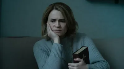 Mulher com olhar machucado e reflexivo, representando a dor do trauma religioso e do abuso espiritual